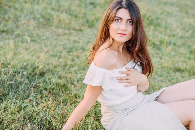 Foto portret van een jong meisje in de natuur