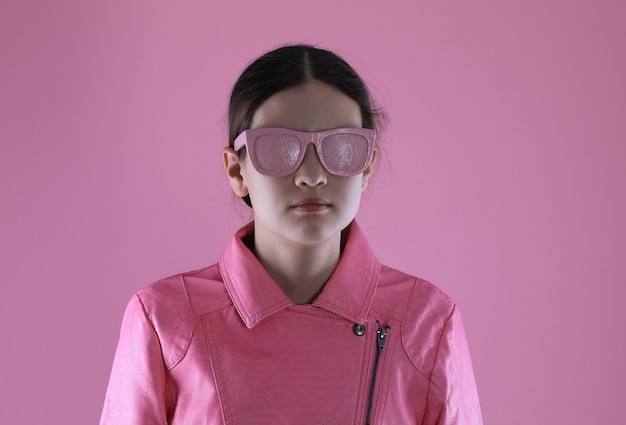 portret van een jong meisje in een roze jasje