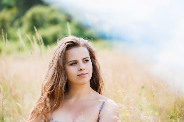 Portret van een jong meisje in een veld, close-up