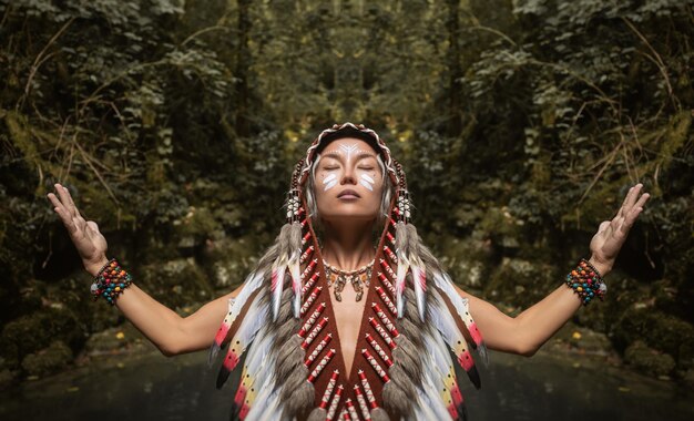 Foto portret van een jong meisje in inheemse amerikaanse hoofdstukken tegen de achtergrond van de natuur