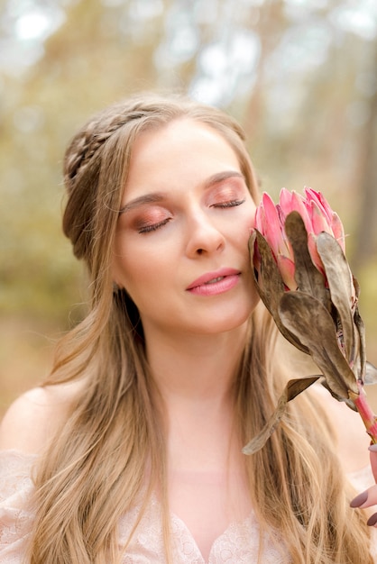 Foto portret van een jong meisje met bloem