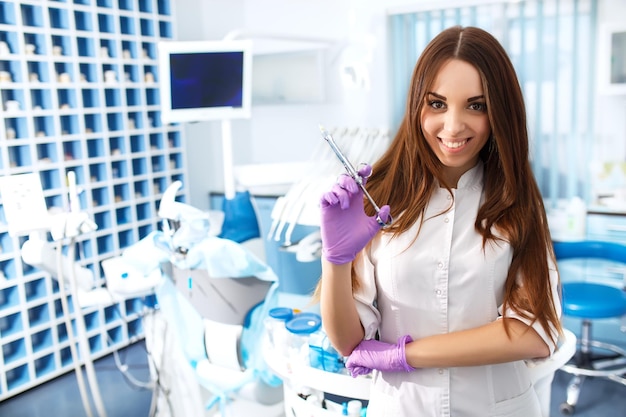 Portret van een jong meisje op de achtergrond van het kantoor van de tandarts Orthodontische behandeling Healthy Smile