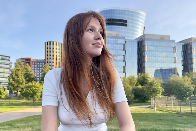 Portret van een jong meisje op de achtergrond van het zakencentrum bij zomerweer