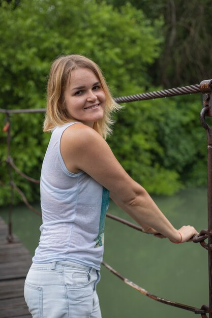 portret van een jong meisje op de brug