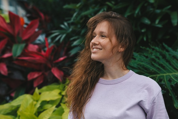 Portret van een jong meisje op een groene natuurlijke achtergrond milieuvriendelijke vrouw in een tropisch park of jungle