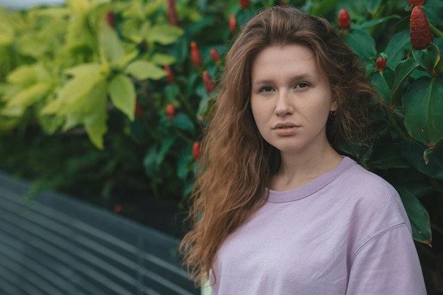 Portret van een jong meisje op een groene natuurlijke achtergrond milieuvriendelijke vrouw in een tropisch park of jungle