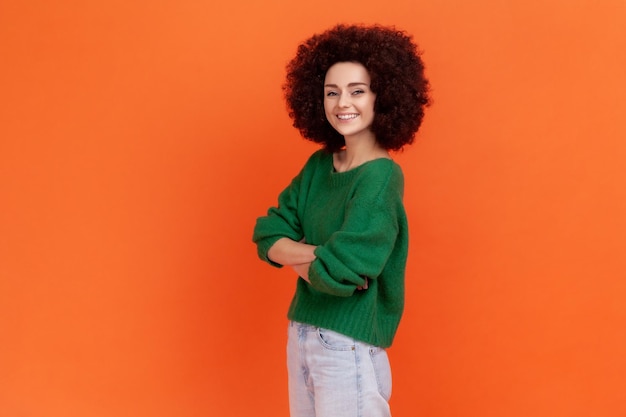 Portret van een jong meisje op een oranje achtergrond