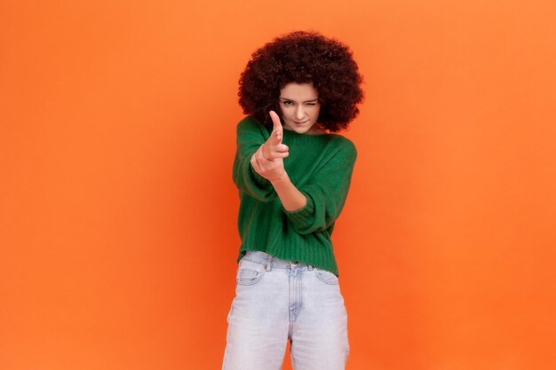 Portret van een jong meisje op een oranje achtergrond