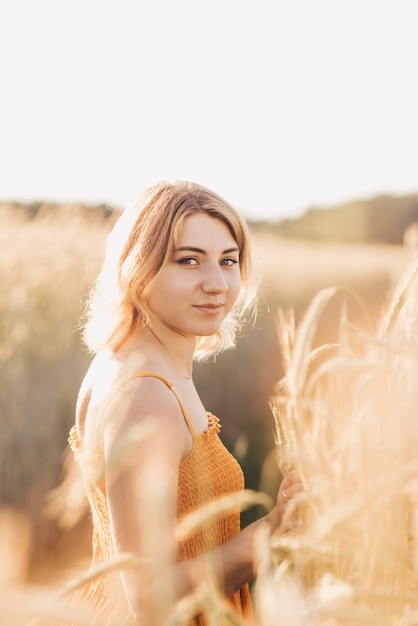 Portret van een jong mooi meisje in een tarweveld