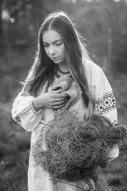 Portret van een jong Oekraïens meisje in traditionele klederdracht