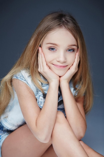 Portret van een jong schattig meisje in jeans broek en tshirt.