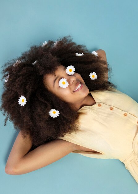 Portret van een jong schattig meisje poseren met kamille bloemen