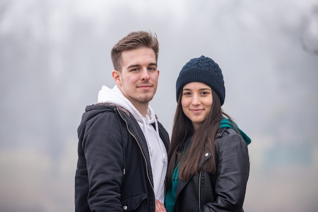 Portret van een jong stel in de natuur op een mistige winterdag