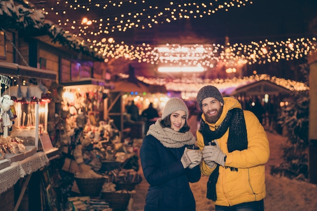 Portret van een jong stel in de stad op kerstvakantie