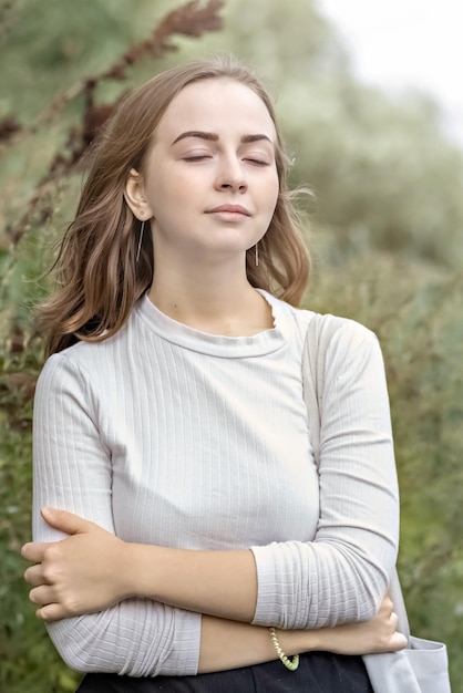 Foto portret van een jong tienermeisje in de lente van het park