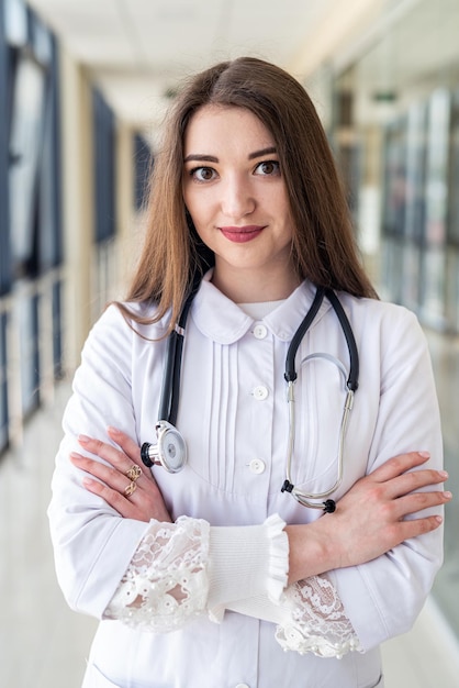 Portret van een jonge aantrekkelijke glimlachende verpleegster in uniform