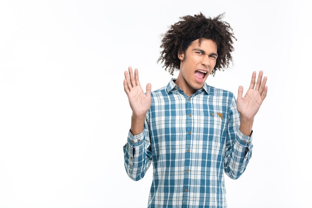 Portret van een jonge Afro-Amerikaanse man die een stopgebaar toont met handpalmen geïsoleerd op een witte muur