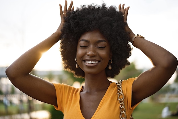 Portret van een jonge Afro-Amerikaanse vrouw die lacht in de stad?