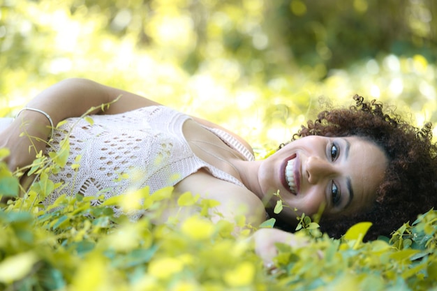 Portret van een jonge afro-vrouw buiten