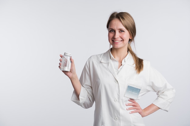 Portret van een jonge apotheker die pillen toont