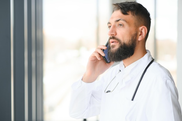 Portret van een jonge Arabische arts die zich in de kliniek bevindt