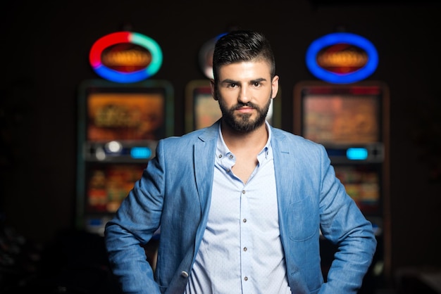 Portret van een jonge Arabische man in casino