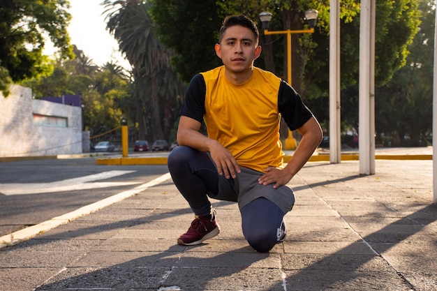 Foto portret van een jonge atletische man op straat