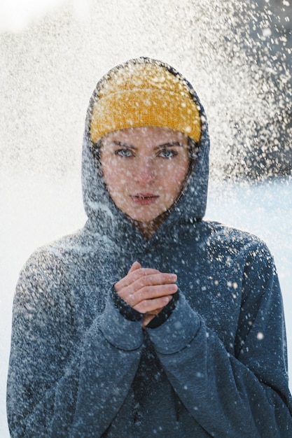 Portret van een jonge atletische vrouw die sportkleding draagt, klaar voor een wintertraining