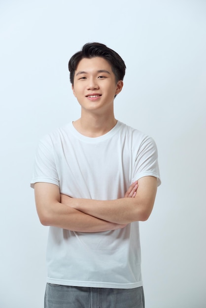 Portret van een jonge Aziatische man die zelfverzekerd glimlacht