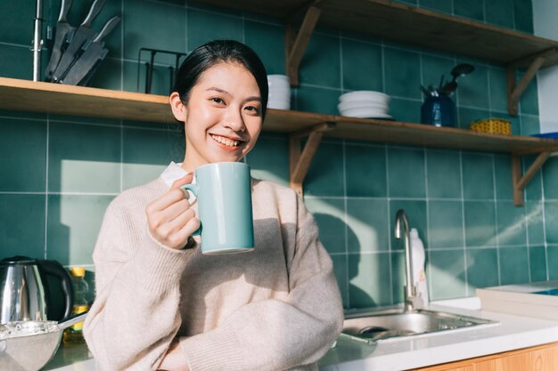 Portret van een jonge Aziatische vrouw die thuis ontspant