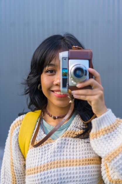 Portret van een jonge Aziatische vrouw fotograferen met een vintage fotocamera vakantie concept toeristische vrouw