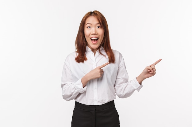 Portret van een jonge Aziatische vrouw in office