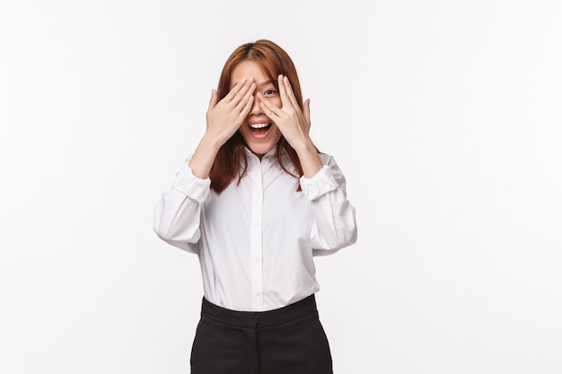 Portret van een jonge Aziatische vrouw in office