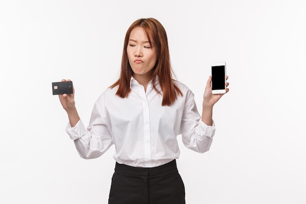 Portret van een jonge aziatische vrouw in office