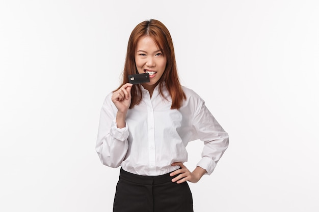 Portret van een jonge Aziatische vrouw in office