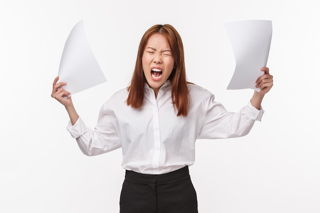 Portret van een jonge Aziatische vrouw in office