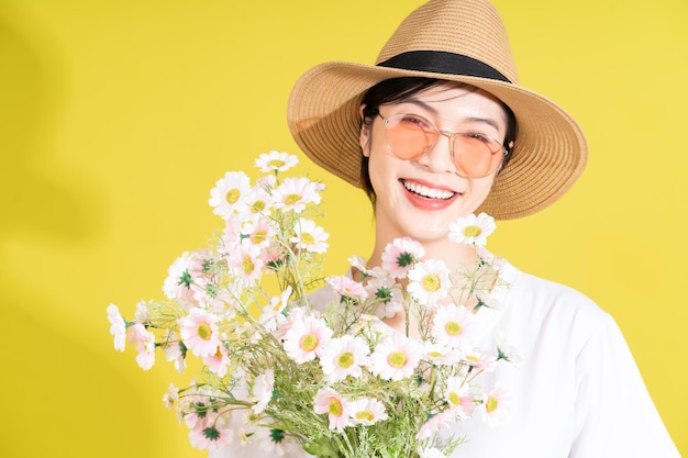 Portret van een jonge Aziatische vrouw met bloemen