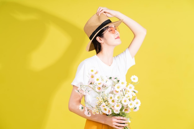 Portret van een jonge Aziatische vrouw met bloemen