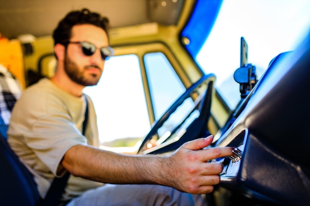 Portret van een jonge, bebaarde vrachtwagenchauffeur in het huis van zijn vrachtwagen