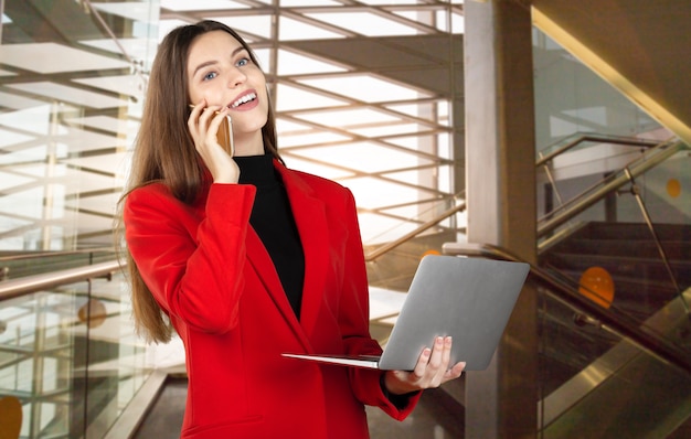 Portret van een jonge bedrijfsvrouw die laptop met behulp van