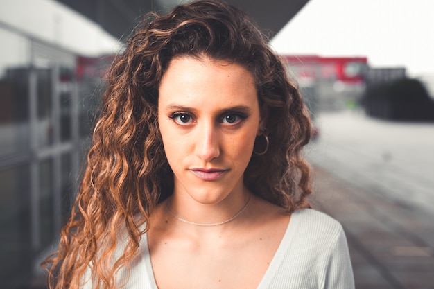 Portret van een jonge blanke blonde vrouw op straat