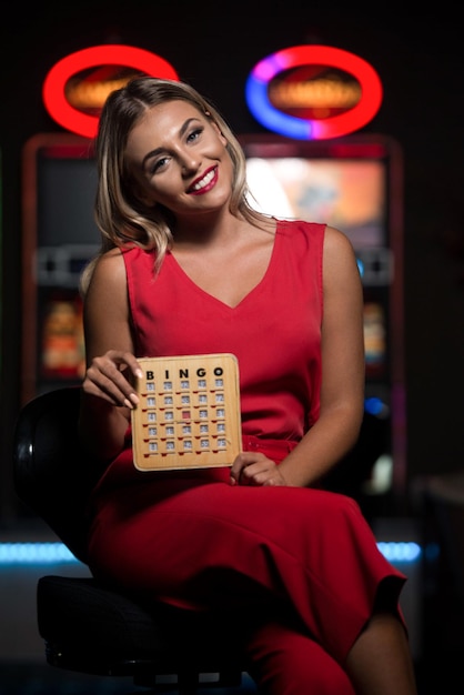 Portret van een jonge blanke vrouw in casino