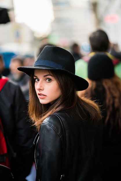 Portret van een jonge blanke vrouw met een hoed