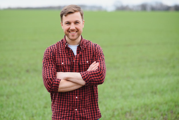 Portret van een jonge boer in een veld