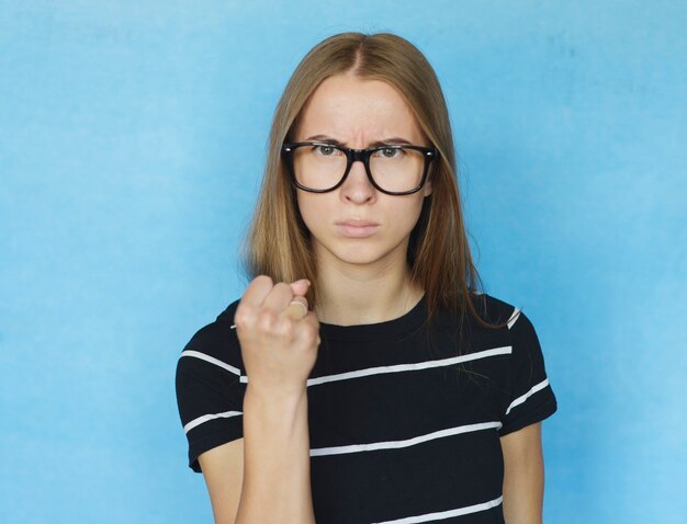 portret van een jonge boze vrouw