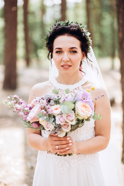 Portret van een jonge bruid poseren in de natuur