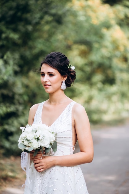 Portret van een jonge bruid poseren in de natuur