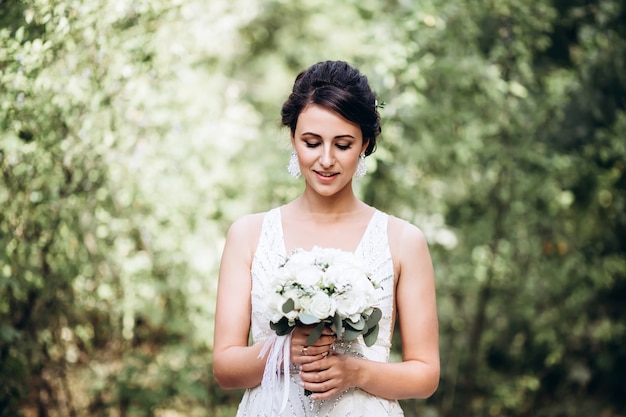 Portret van een jonge bruid poseren in de natuur