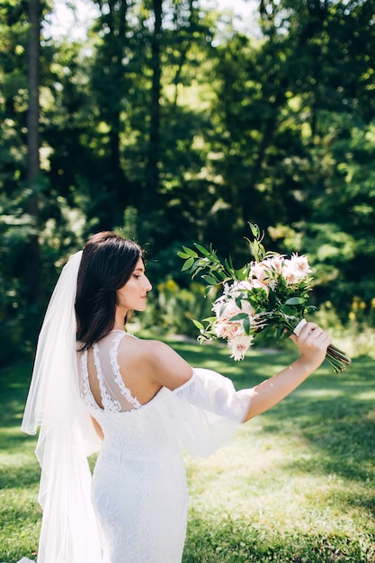 Portret van een jonge bruid poseren in de natuur