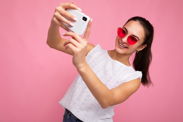 Portret van een jonge charmante mooie gelukkig lachende brunette vrouw met oprechte emoties die